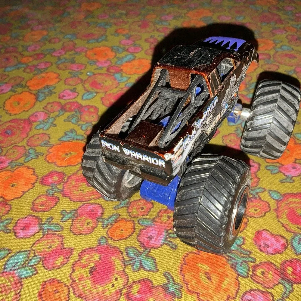 IRON WARRIOR SPECTRAFLAMES PLASTIC BASE MONSTER JAM TRUCKS HOT WHEELS NICE